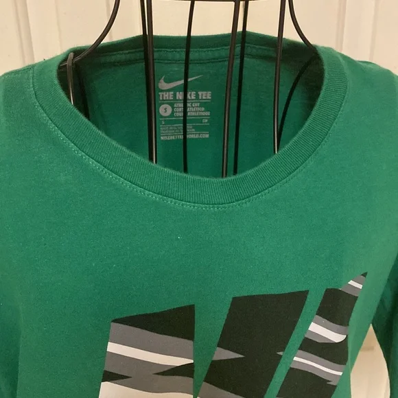 Nike size small green shirt sleeve T-shirt - Picture 6 of 7